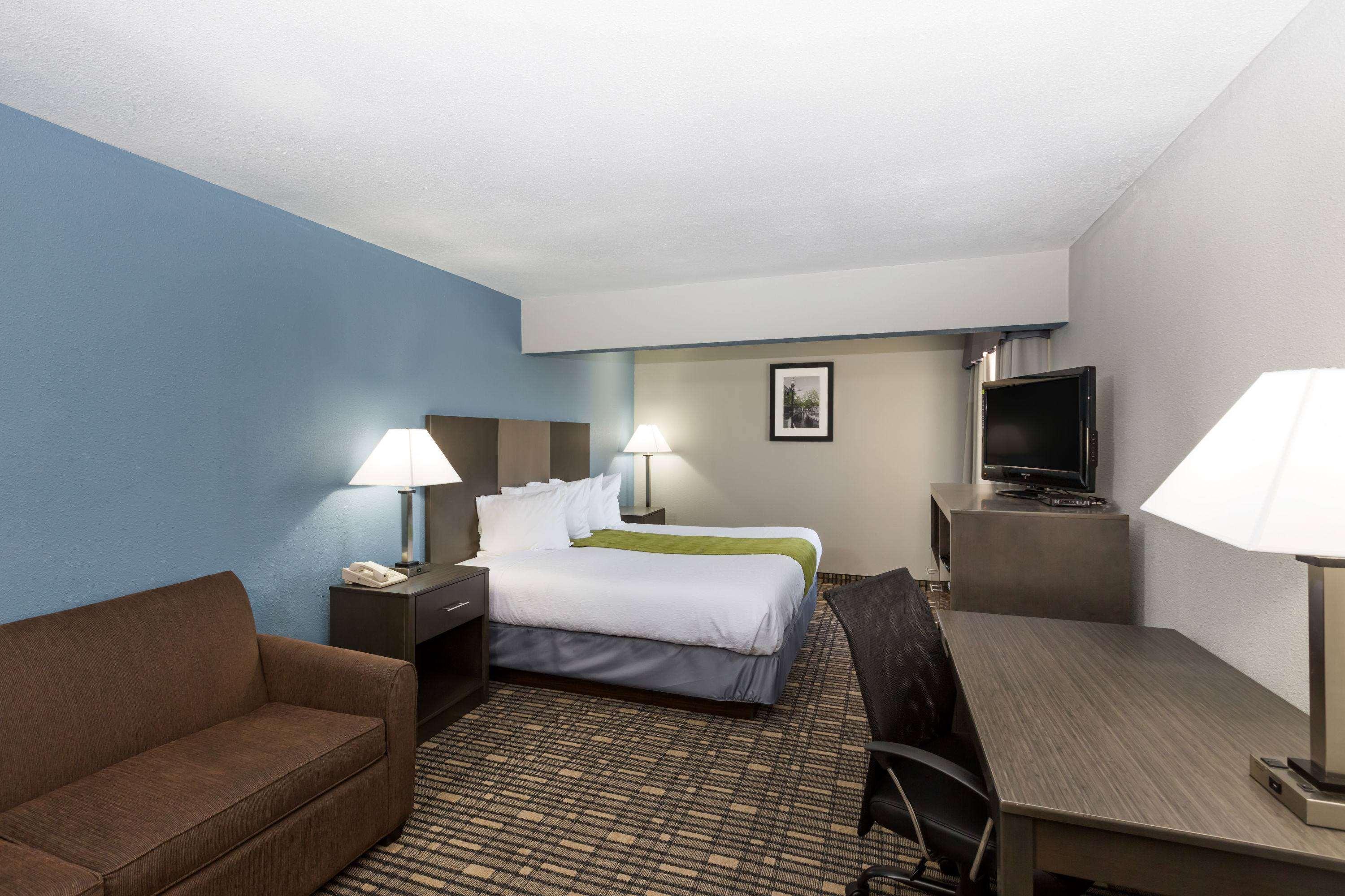 Baymont By Wyndham Pella Motel Exterior photo