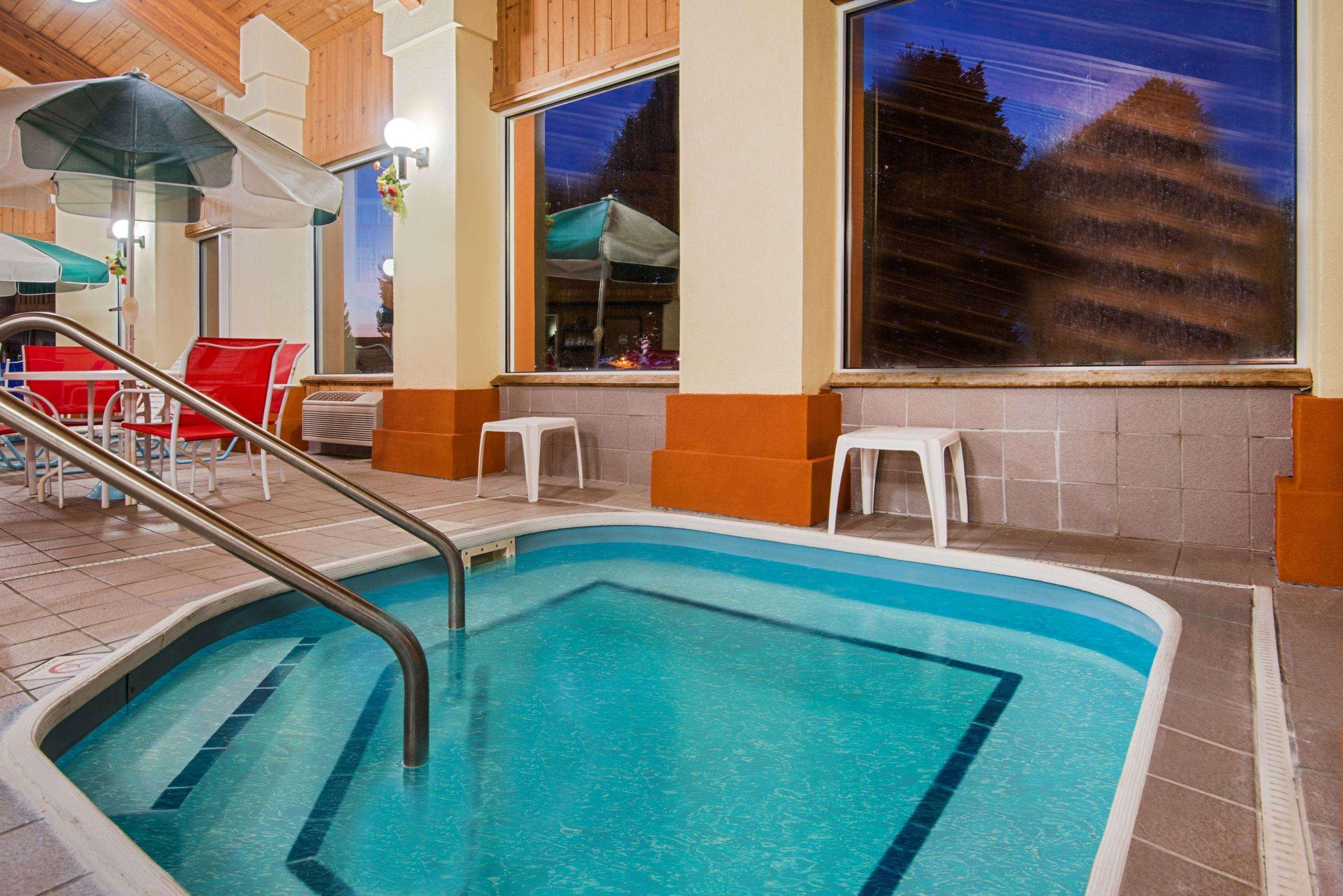 Baymont By Wyndham Pella Motel Exterior photo