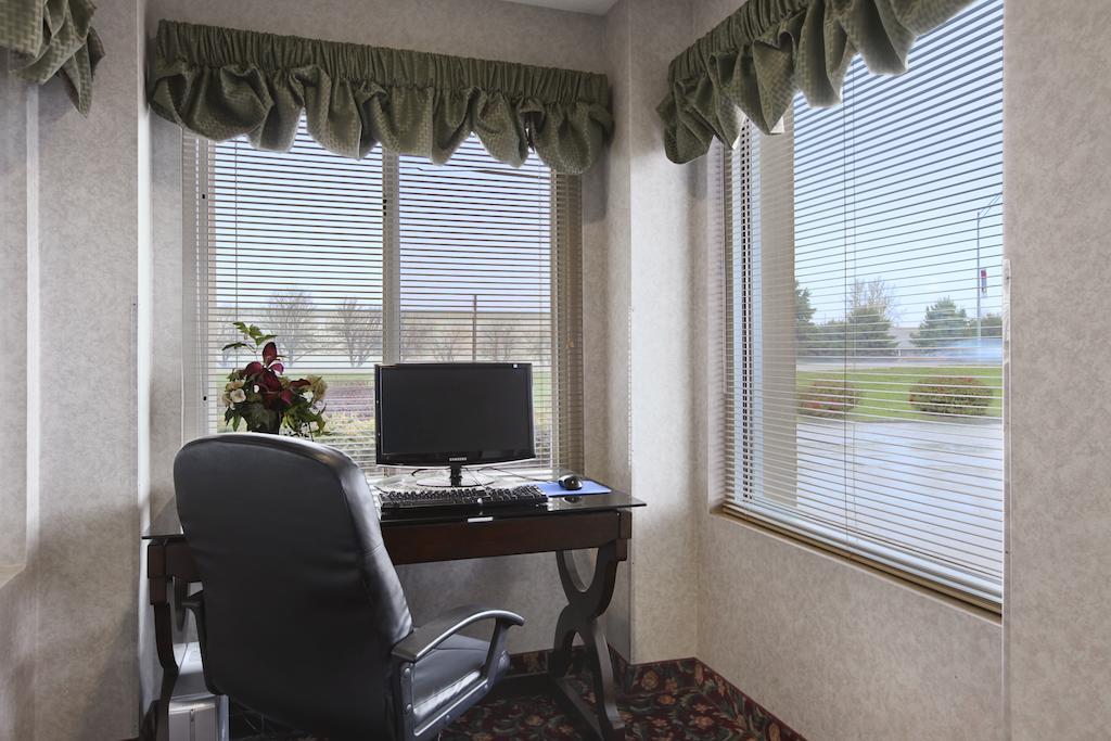 Baymont By Wyndham Pella Motel Facilities photo